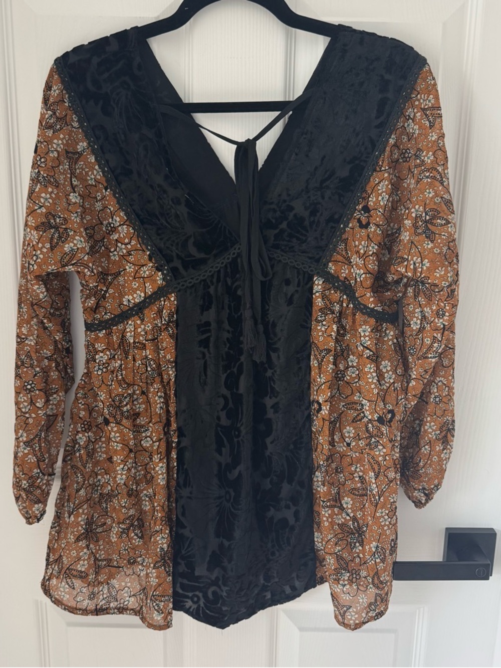 Pol NWT Boho Floral Velvet Tunic Peasant Top Black Rust Tie Back Lace Trim - Picture 4 of 6